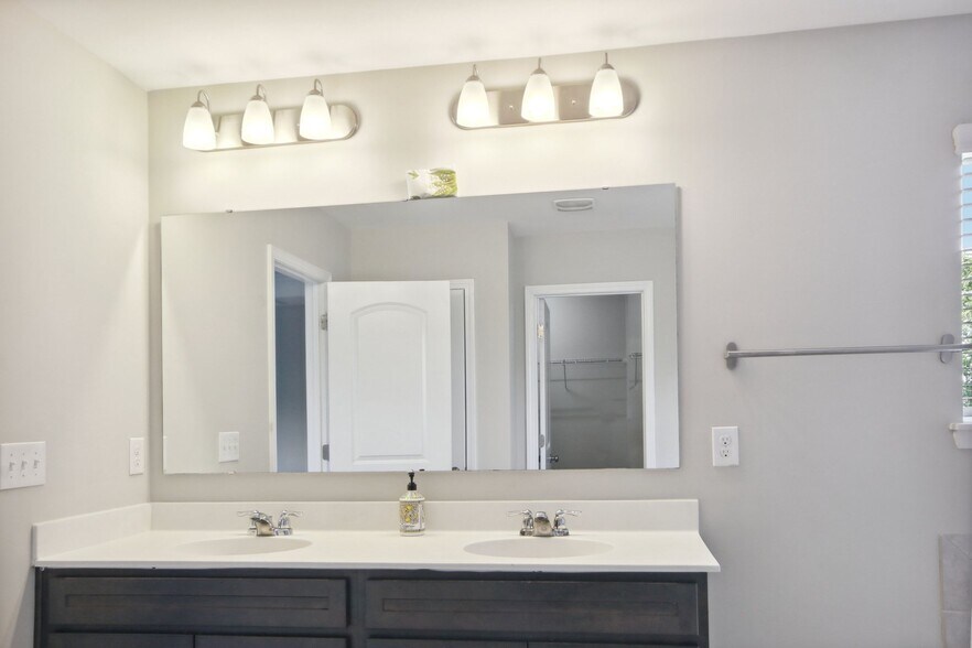 Building Photo - 2169 Grist Mill Dr SW