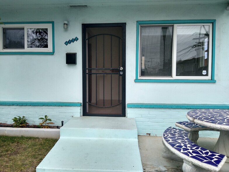 Small lawn with herb garden and loquat tree. Security door. - 4127 Everts St
