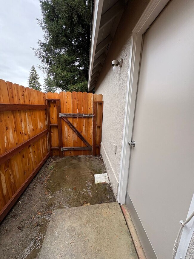 Building Photo - SW Visalia Home Available Now!