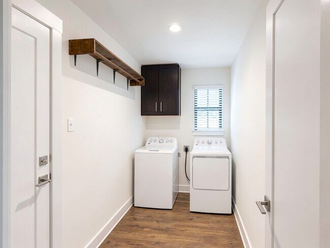 Building Photo - Modern 3 Bed / 2 Bath Home with Central Air & Updated Appliances in West Temple