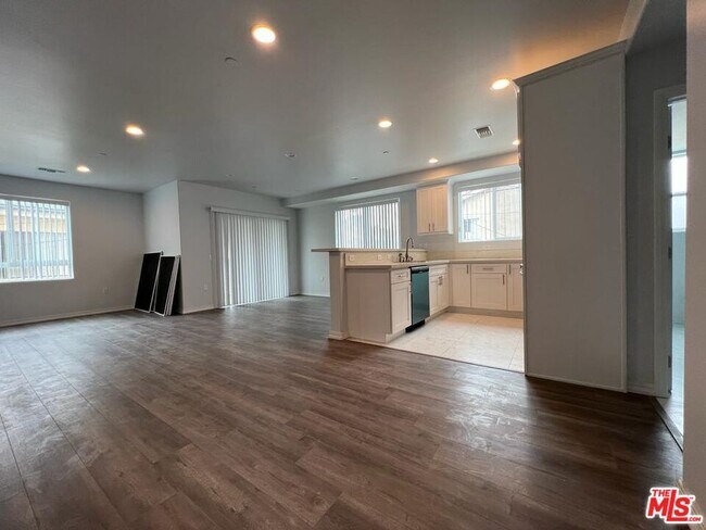 Building Photo - 1529 N Kingsley Dr