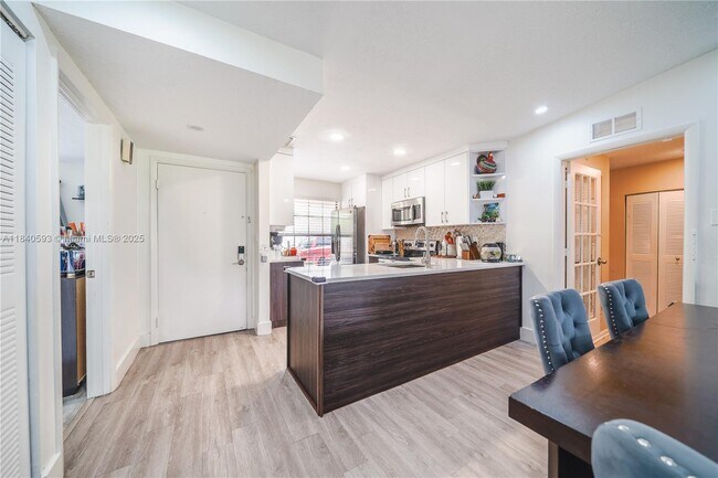 Building Photo - 5400 Lakewood Cir S