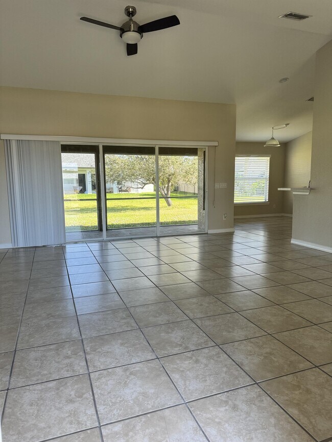 Building Photo - 3927 SW 16th Pl