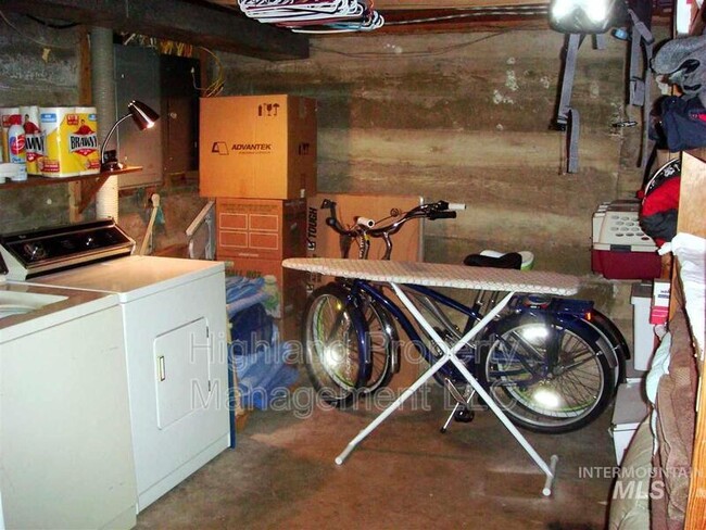 Building Photo - 617 Taylor Ave