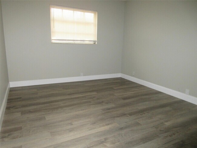 Building Photo - 4280 Woodside Dr