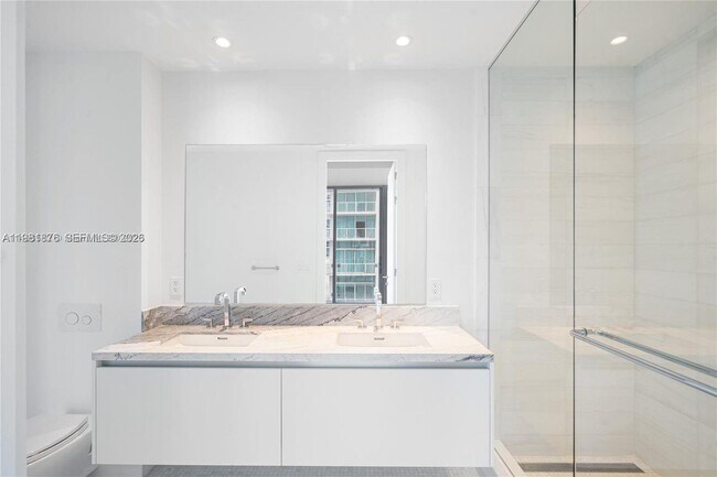 Building Photo - 700 NE 26th Terrace