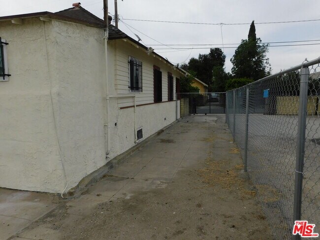 Building Photo - 616 W 58th St