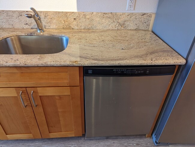 Building Photo - Charming 2-Bedroom Townhouse at Haiku Poin...