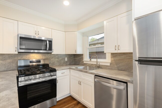 Building Photo - 165 Byrne Ave