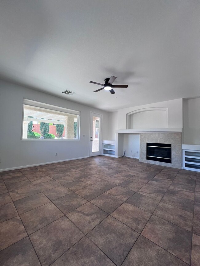 Building Photo - Stunning 4-Bed 3 Car Garage Gated Single S...