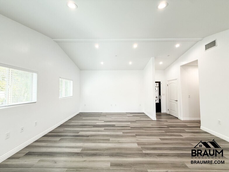 Building Photo - 1109 La Peer Dr