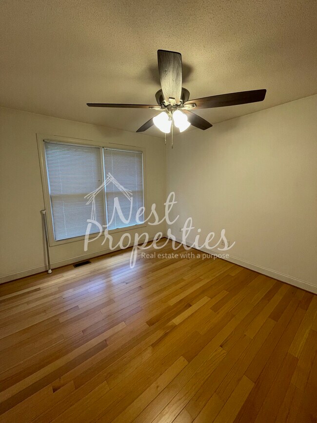 Building Photo - 1429 Adella St