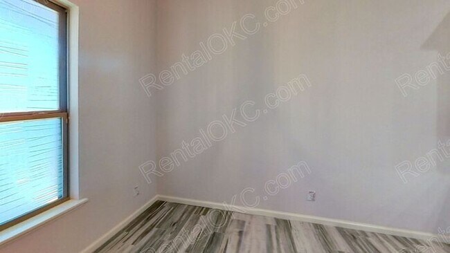 Building Photo - Great 3 bed 2 Bath on the West side.