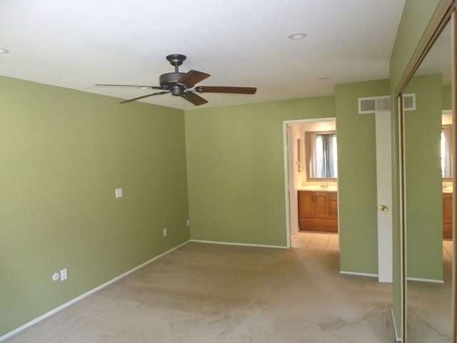 Building Photo - Upgraded End-Unit Townhome