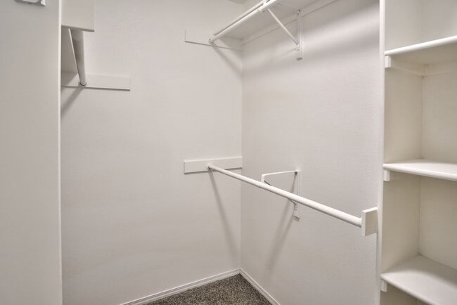 Building Photo - Fully renovated 2nd floor apartment available soon!