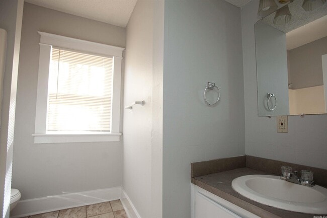 Building Photo - 2114 Maple St