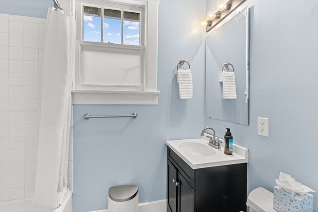 Building Photo - Walk to Hillsboro Village – 24th Ave S Gem!