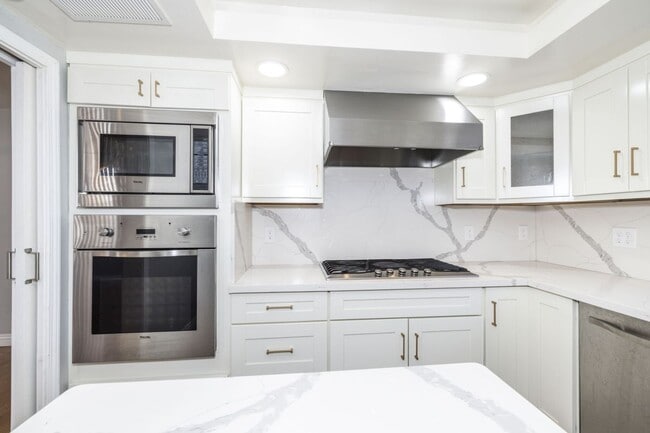 Building Photo - Beautifully Appointed 5 Bed, 4 Bath Executive Home