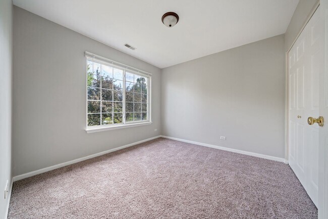 Building Photo - Beautiful 3 Bedroom 2 Bath Home in Lake in the Hills!