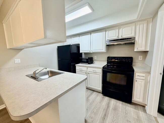 Building Photo - 2 Bedrooms 2 Bath Duplex in Cape Coral