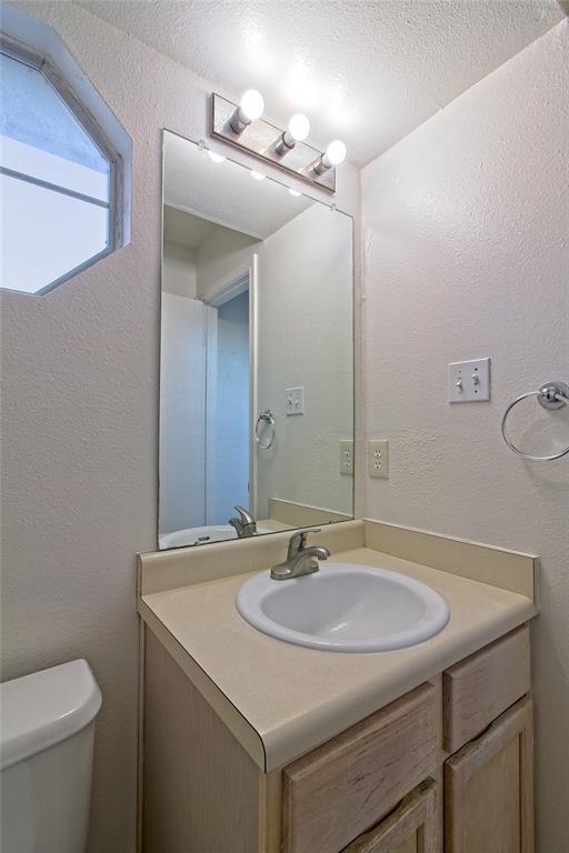 Building Photo - 2211 Creekside Ln