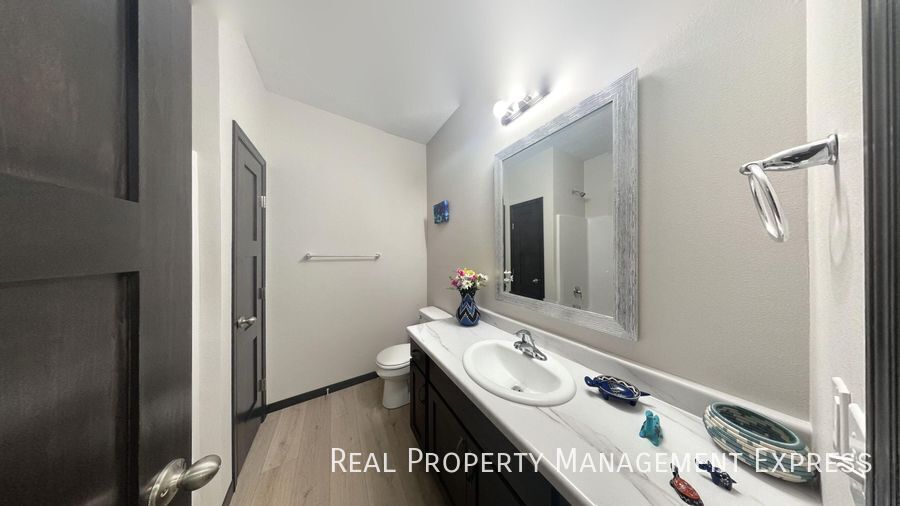 Building Photo - Spacious 3 Bed 2 Bath Townhome