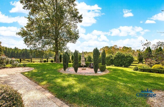 Building Photo - Fantastic Farmhouse in pastoral Goochland!