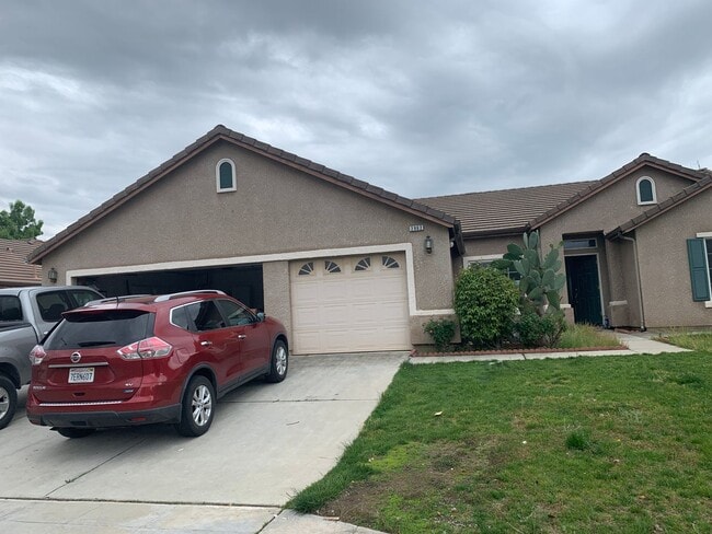 Building Photo - Perfect 4 bedroom, single level Clovis hom...