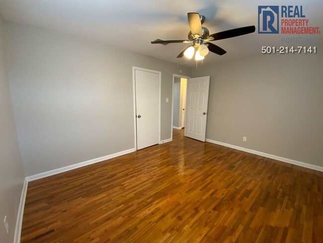 Building Photo - 711 W 54th St