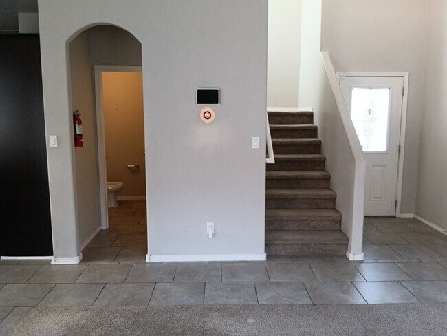 Building Photo - Spacious 3 bedroom, 2.5 bathroom home! Showings available NOW!