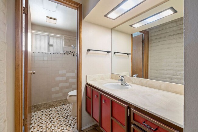 Building Photo - Eastside 4 Bedroom Home with Pool