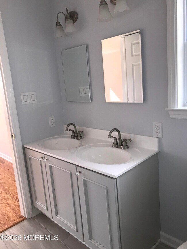 Building Photo - 504 N Lake Dr