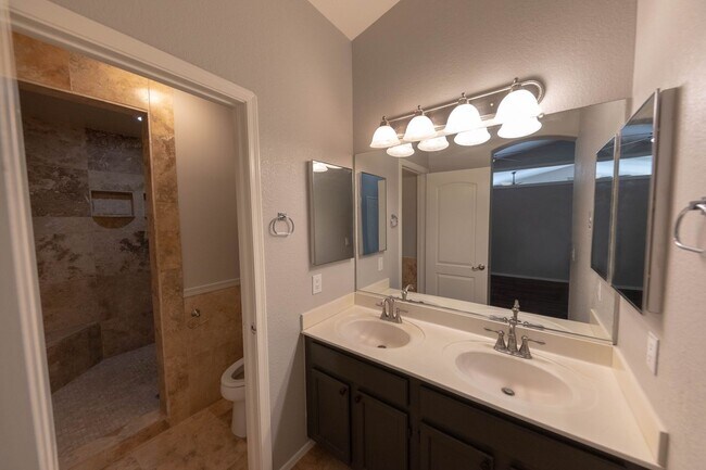 Building Photo - Charming 4 bed, 2 bath home in Chandler!