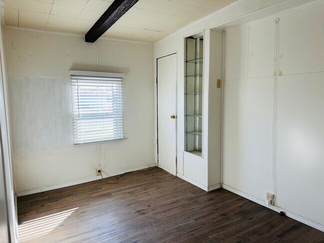 Building Photo - 5-Bed/2.5-Bath Rental by the Colorado River and Marina Proximity and Shopping Convenience!