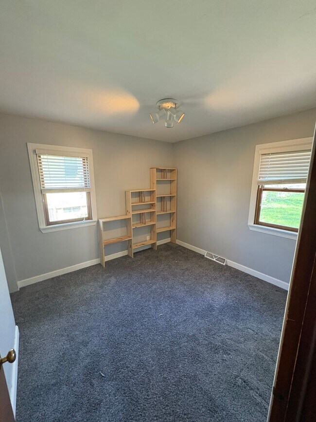 Building Photo - 3 bedroom 1 bathroom house for rent