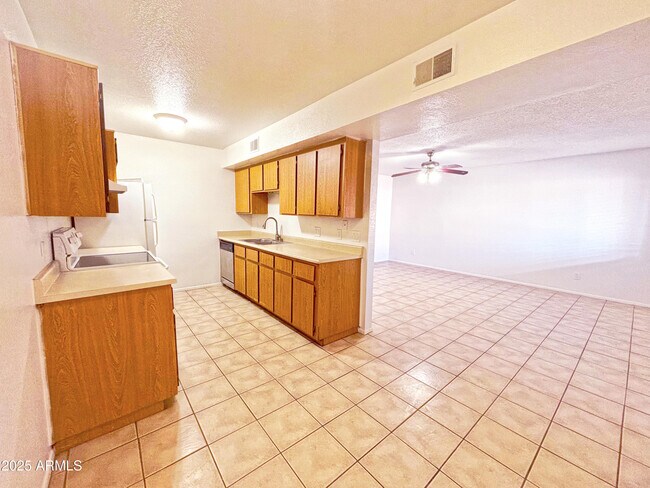 Building Photo - 416 N Roca