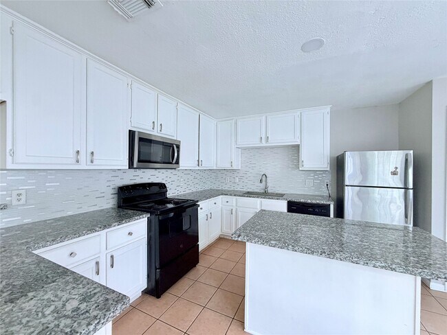 Building Photo - 13535 Gaby Virbo Dr