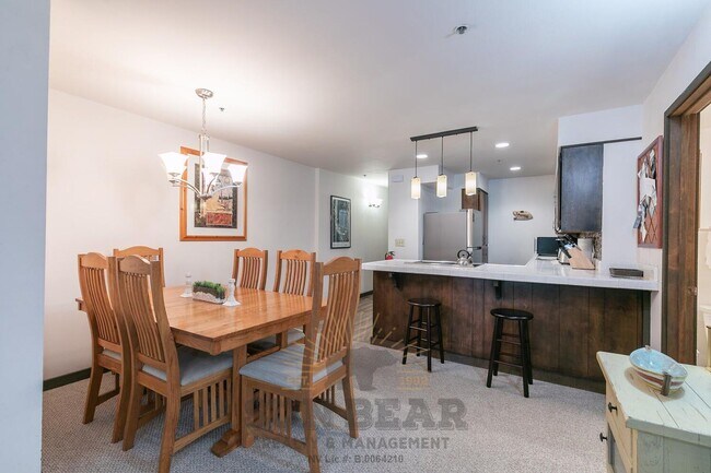 Building Photo - Adorable Condo w Elevator & Open Condo Garage