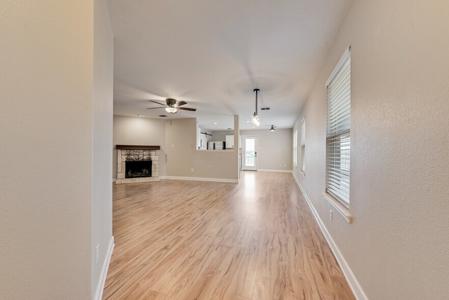 Building Photo - 550 Laurel Ln