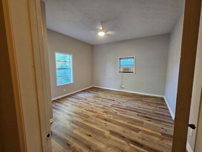 Building Photo - 3 Bedroom, 1 Bathroom- Home in South Rome!