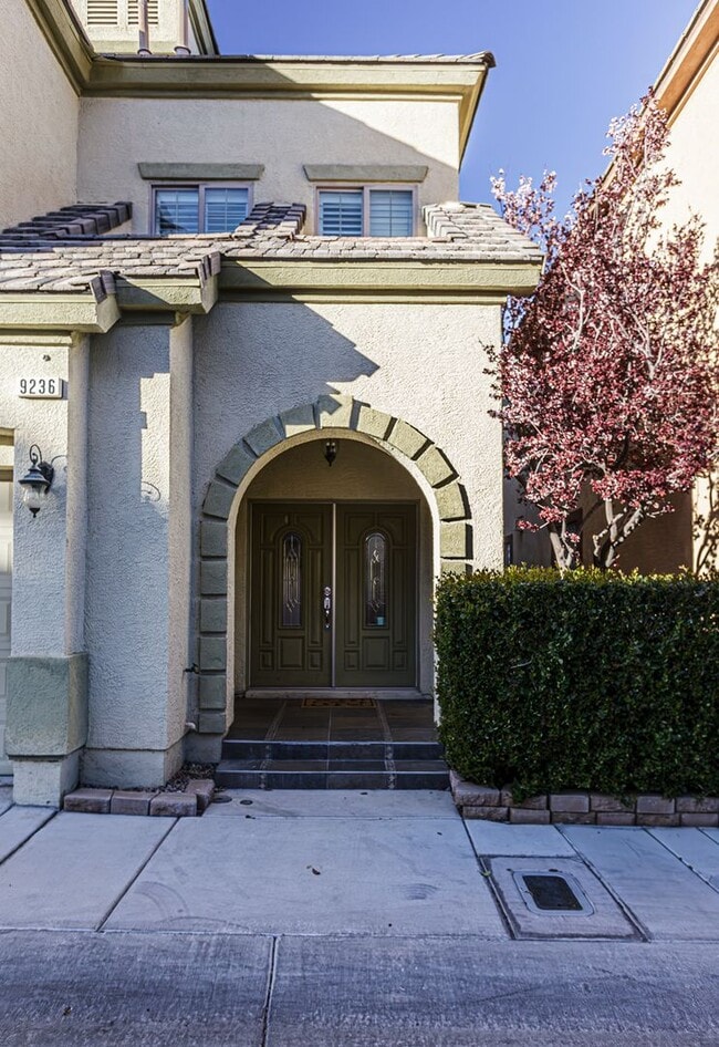 Building Photo - Queensridge Home
