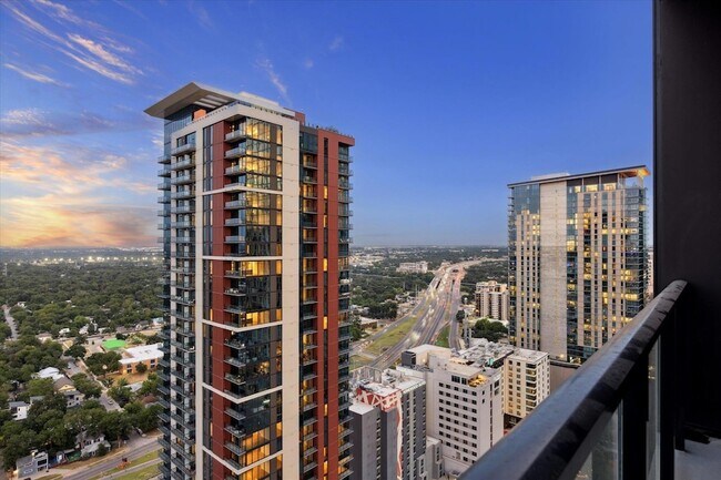 Building Photo - 610 Davis St