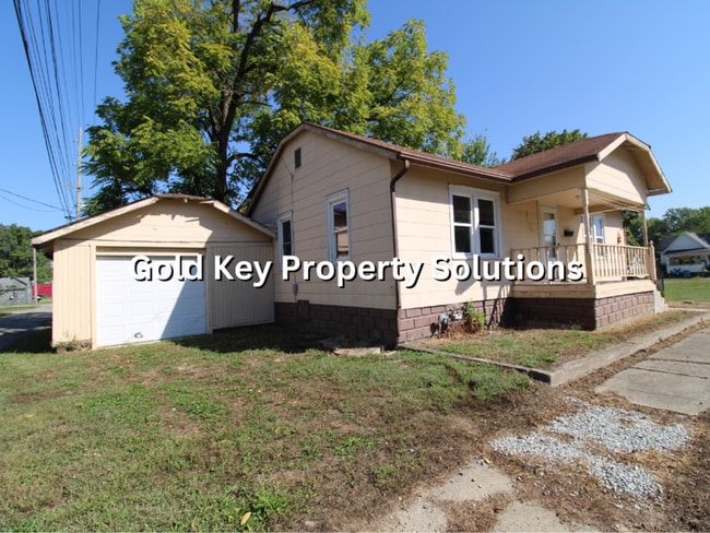 Building Photo - Spacious 2 BR 1 BA House with Nice Covered...