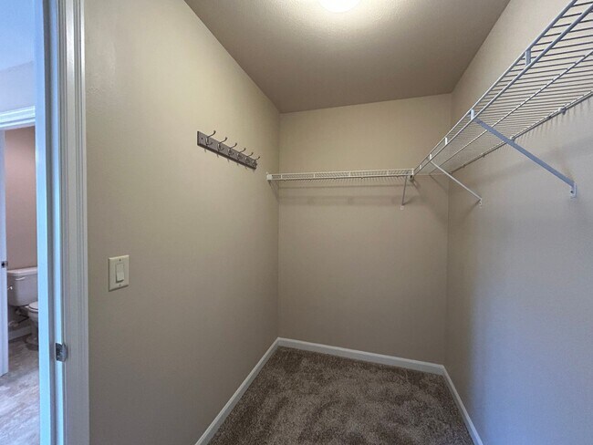 Building Photo - Gorgeous 4 Bed, 2.5 Bath Tuscany Home!