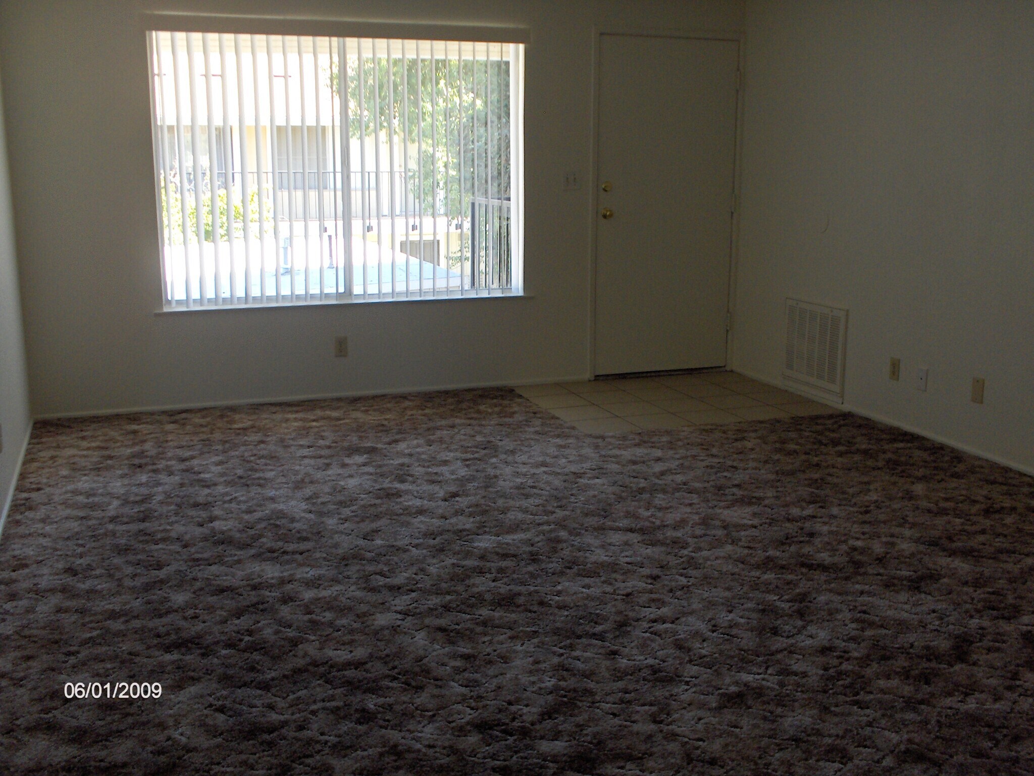 carpet in bdrms - 3334 N Fruit Ave