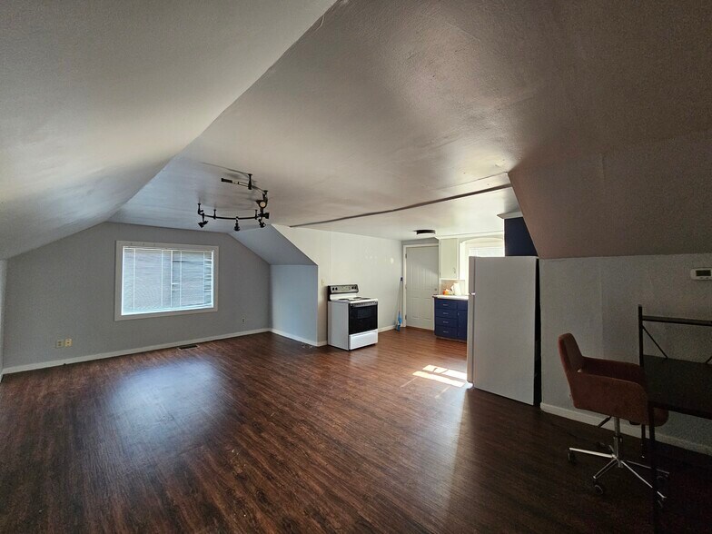 Building Photo - 928 Wall St
