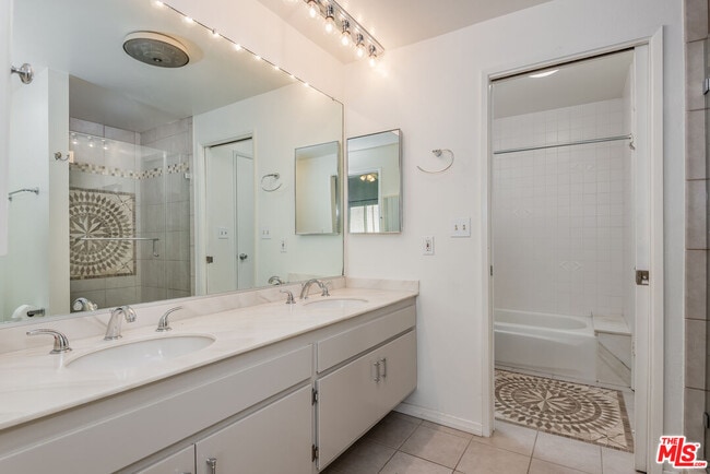 Building Photo - 5139 Balboa Blvd