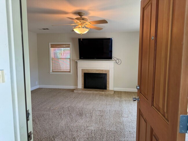 Building Photo - Pleasant Living in Pleasant Hill
