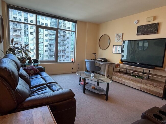 Building Photo - 425 W Beech St