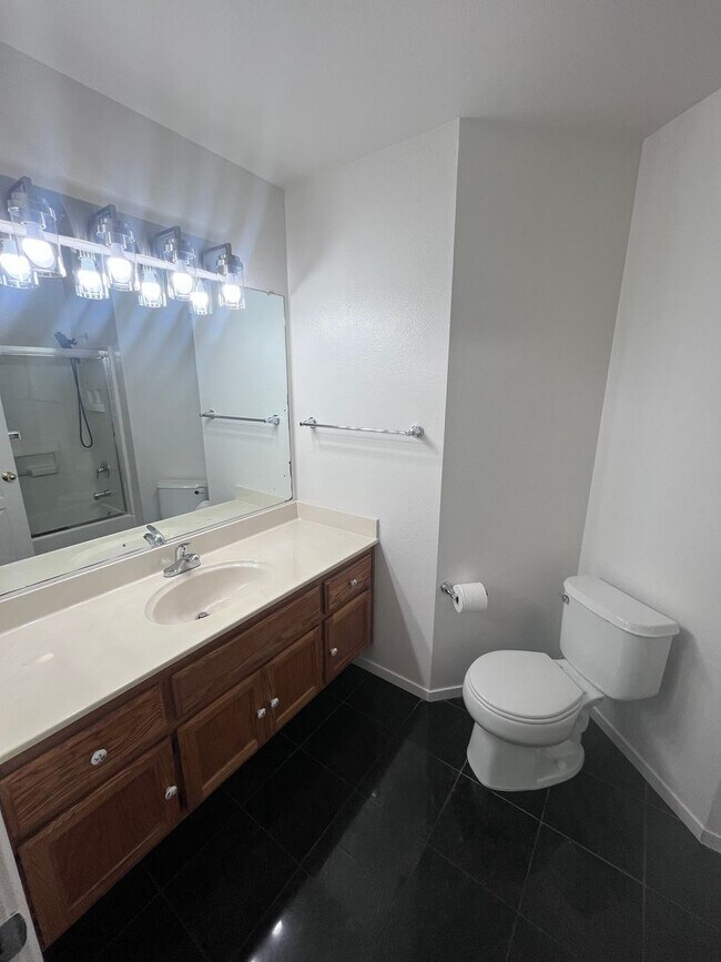 Building Photo - NICE 3 BEDROOM HOME IN ELK GROVE!!